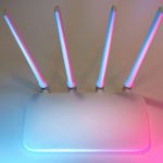 Білий Wi-Fi роутер з чотирма антенами на стіні