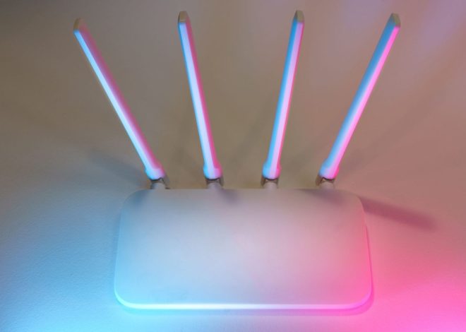 Білий Wi-Fi роутер з чотирма антенами на стіні