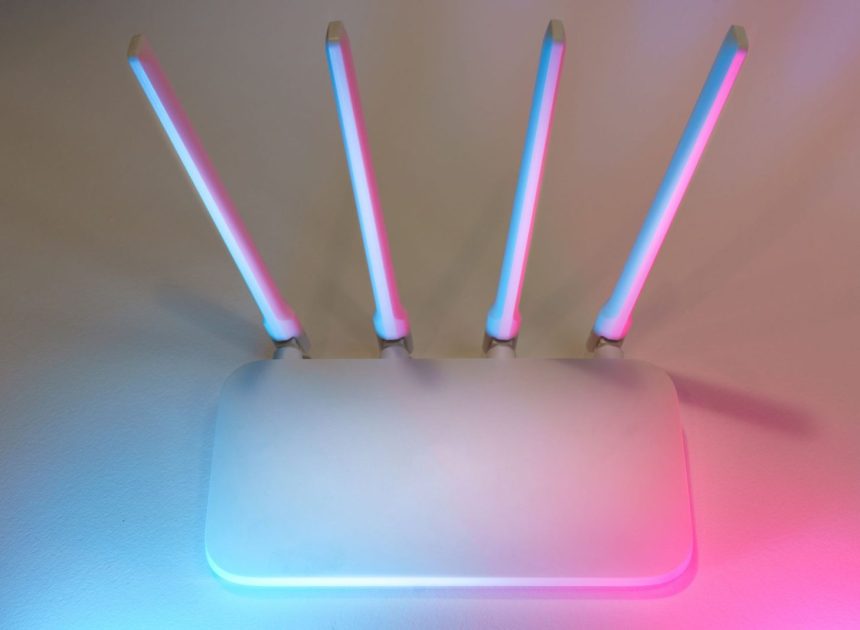 Білий Wi-Fi роутер з чотирма антенами на стіні