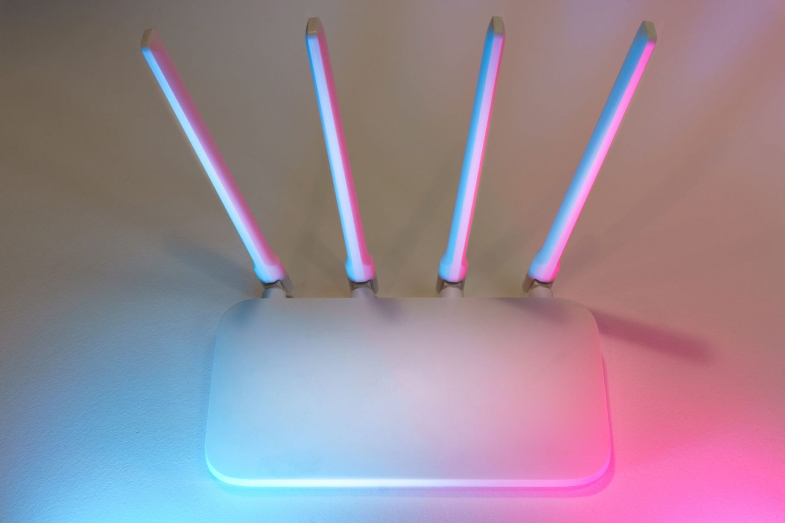 Білий Wi-Fi роутер з чотирма антенами на стіні